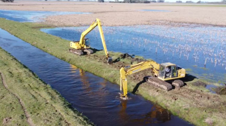 Contin&uacute;an los trabajos en caminos y canales del distrito