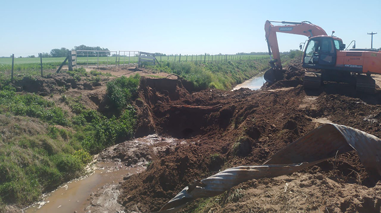 ​Continúan los trabajos en caminos y canales del distrito
