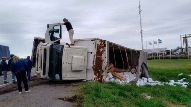 Cami&oacute;n cargado de agroqu&iacute;micos volc&oacute; en Ruta 5