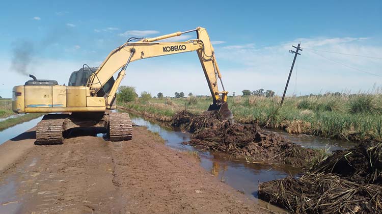Contin&uacute;an los trabajos en caminos y canales del distrito