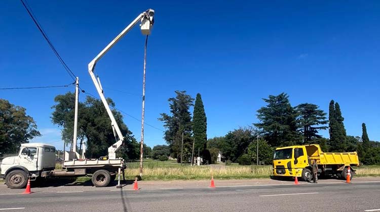 Se instalan luminarias en puntos estratégicos de Rutas 5 y 65