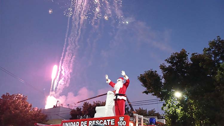 ​Exitoso mega desfile de Navidad