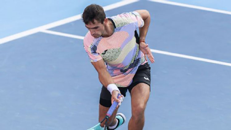 Navone cay&oacute;  en Hong Kong