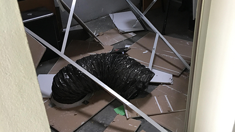 Para robarle destruyeron el techo del Grupo Mecano