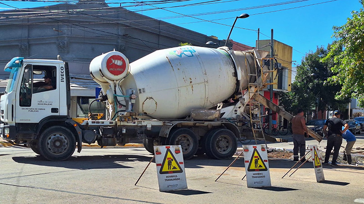 ​Bacheo c&eacute;ntrico: se realizan nuevos pa&ntilde;os de pavimento