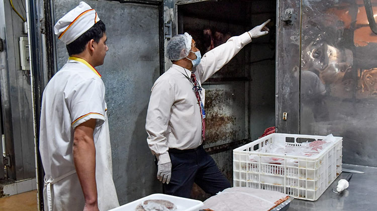 Capacitaci&oacute;n para carnicer&iacute;as sobre manipulaci&oacute;n segura de alimentos