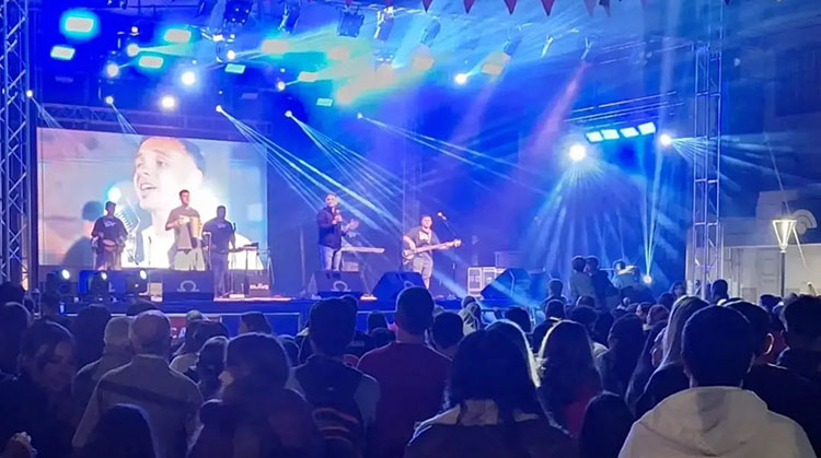 Gran marco de p&uacute;blico en la primera jornada de Saz&oacute;n