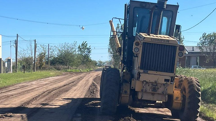 Avanzan tareas de reperfilado y nivelado de calles