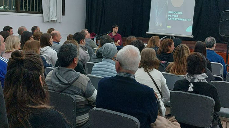 Tom&aacute;s Hough cautiv&oacute; a 9 de Julio con una charla sobre vida extraterrestre