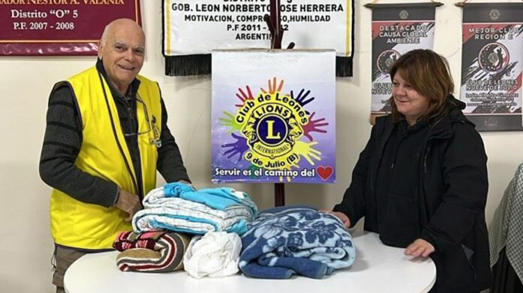 ​Abrigo solidario: El Club de Leones don&oacute; mantas al CEC N&deg; 801 Pibelandia
