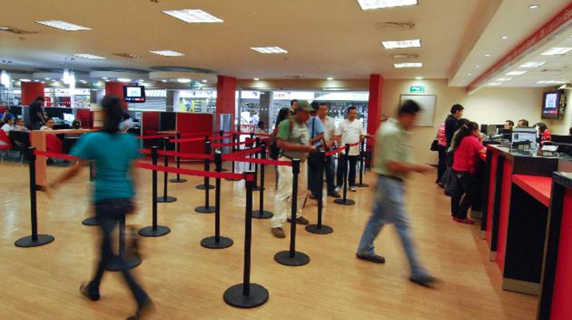Los bancos atienden hasta las 12