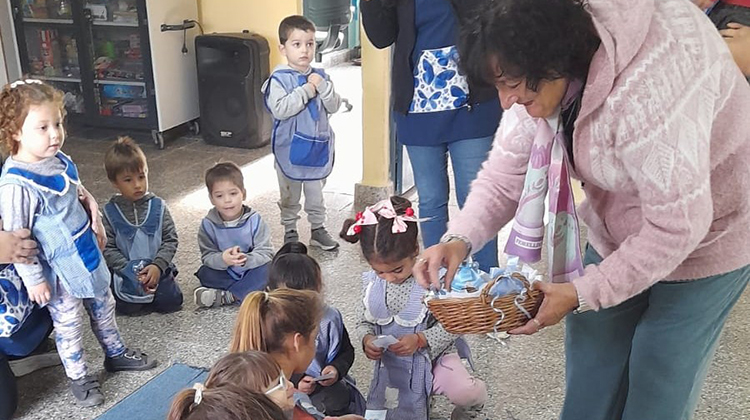Actividades patrias en Taller de Estimulaci&oacute;n Cognitiva de French