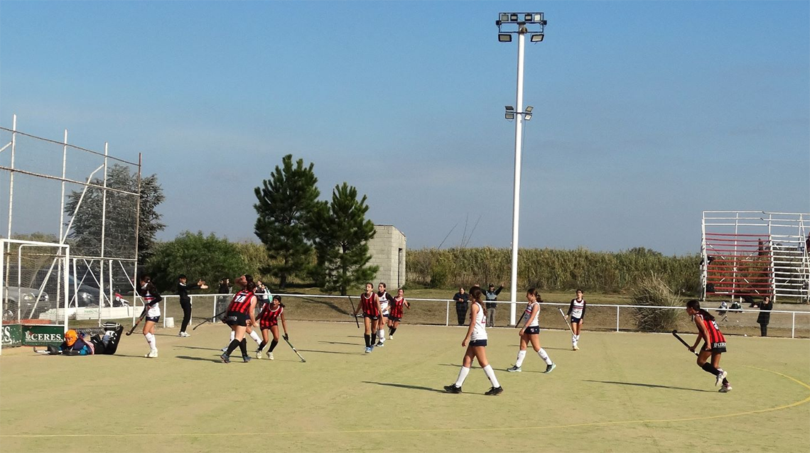 Atl&eacute;tico recibi&oacute; a Bragado en el Torneo de Hockey