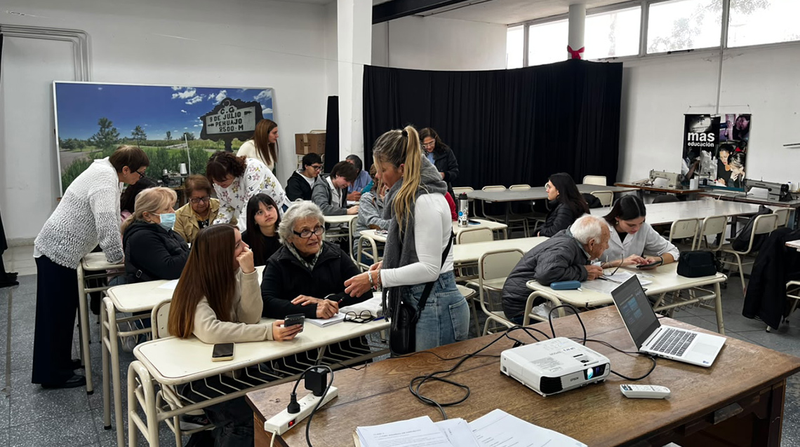 Taller gratuito ense&ntilde;a a adultos mayores a usar el celular
