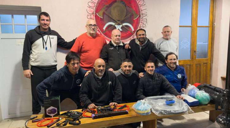 F&uacute;tbol Senior +40 don&oacute; equipamiento de entrenamiento a Bomberos