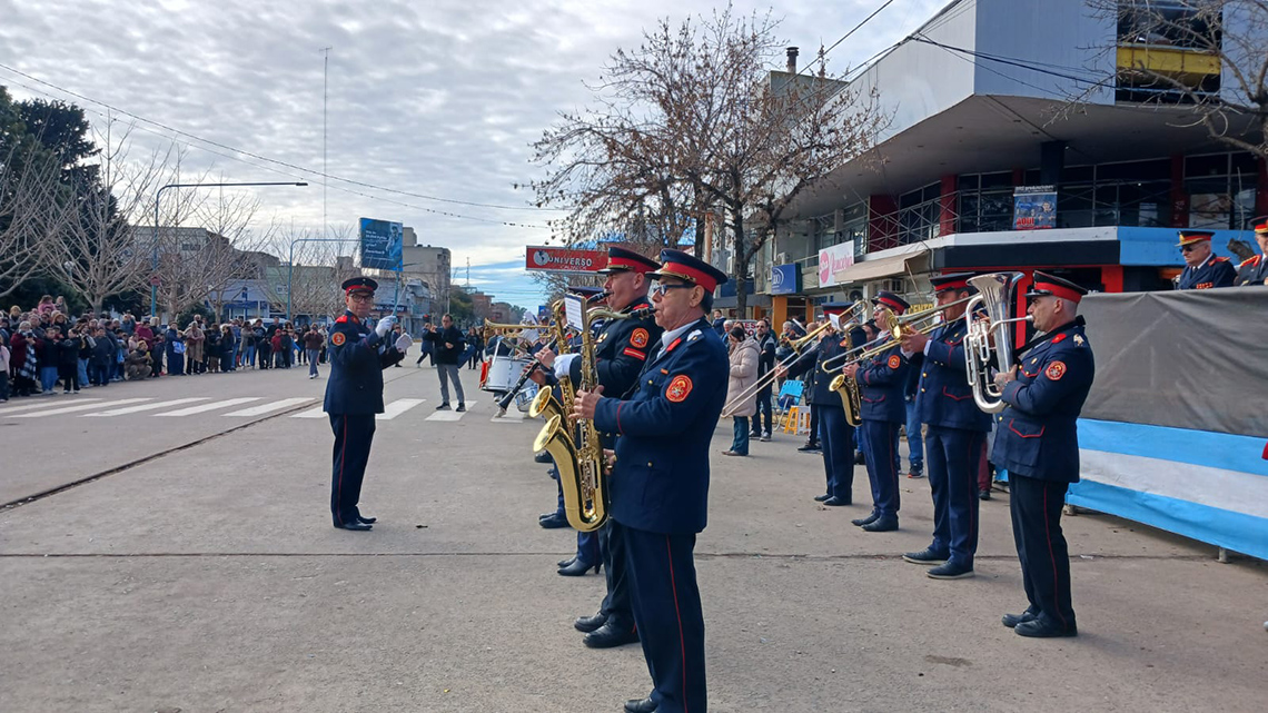 Bomberos Voluntarios de 9 de Julio festejaron su 80&deg; aniversario con un gran desfile