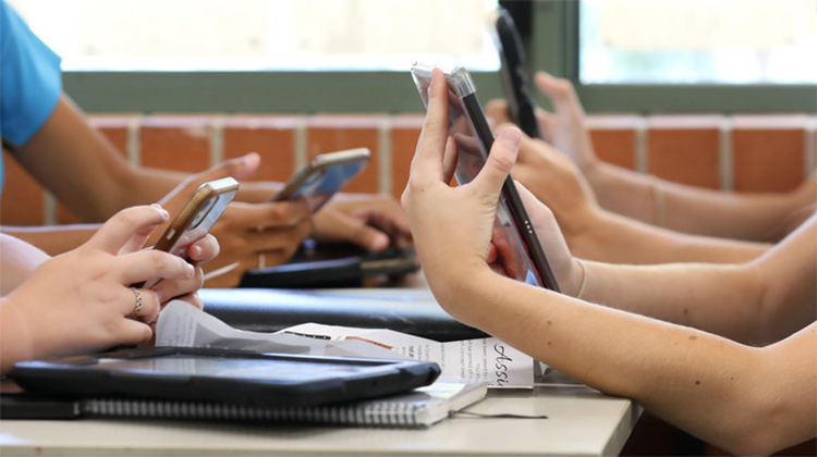 Cada vez m&aacute;s secundarias de Provincia restringen el uso del celular en el aula