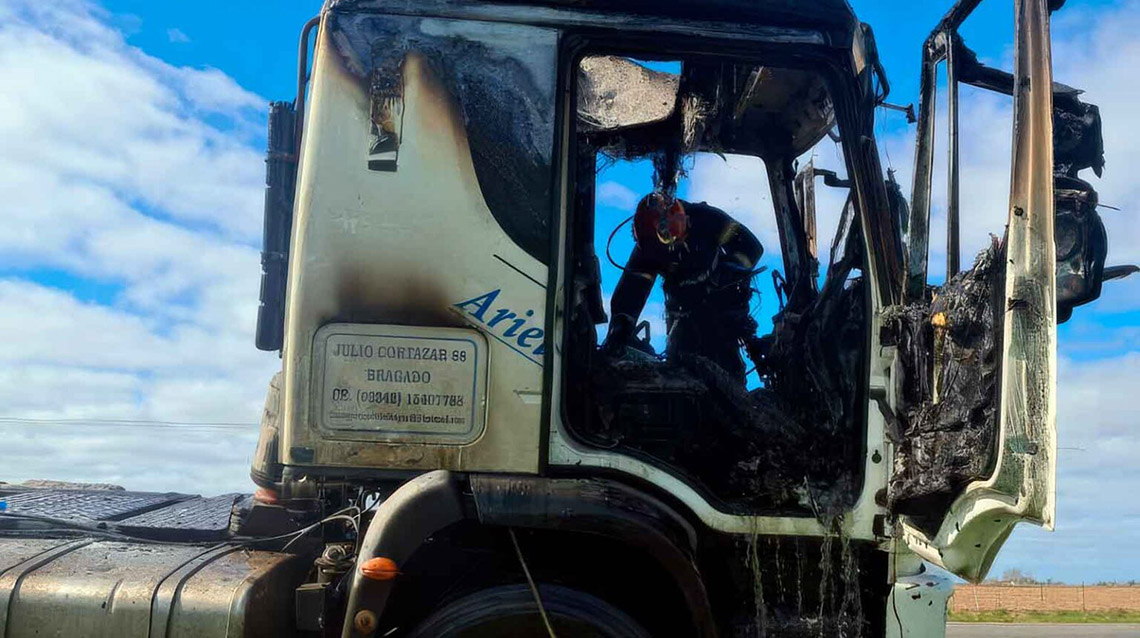 ​Ruta 5: Se incendi&oacute; un cami&oacute;n a la altura de Bragado y el chofer result&oacute; ileso