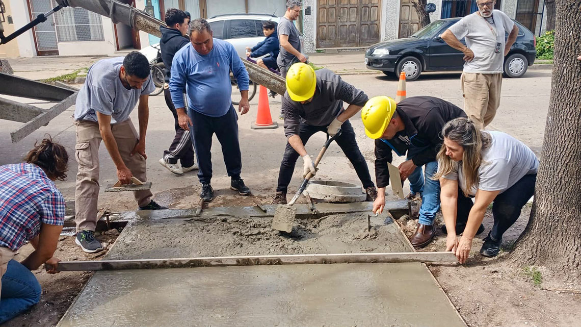 Alumnos de la Universidad Popular construyen veredas y mejoran accesos en la Terminal