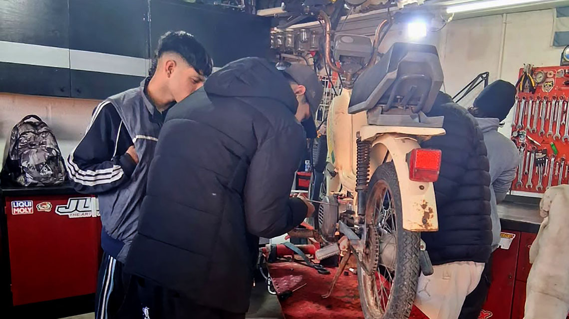 J&oacute;venes de Envi&oacute;n realizan pr&aacute;cticas en un taller de motos