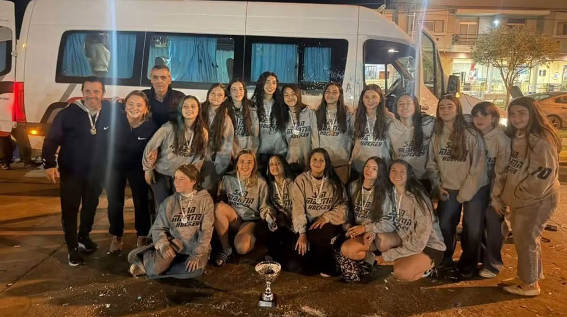 Campeonas provinciales: as&iacute; recibieron al Sub 16 de hockey del Club San Mart&iacute;n