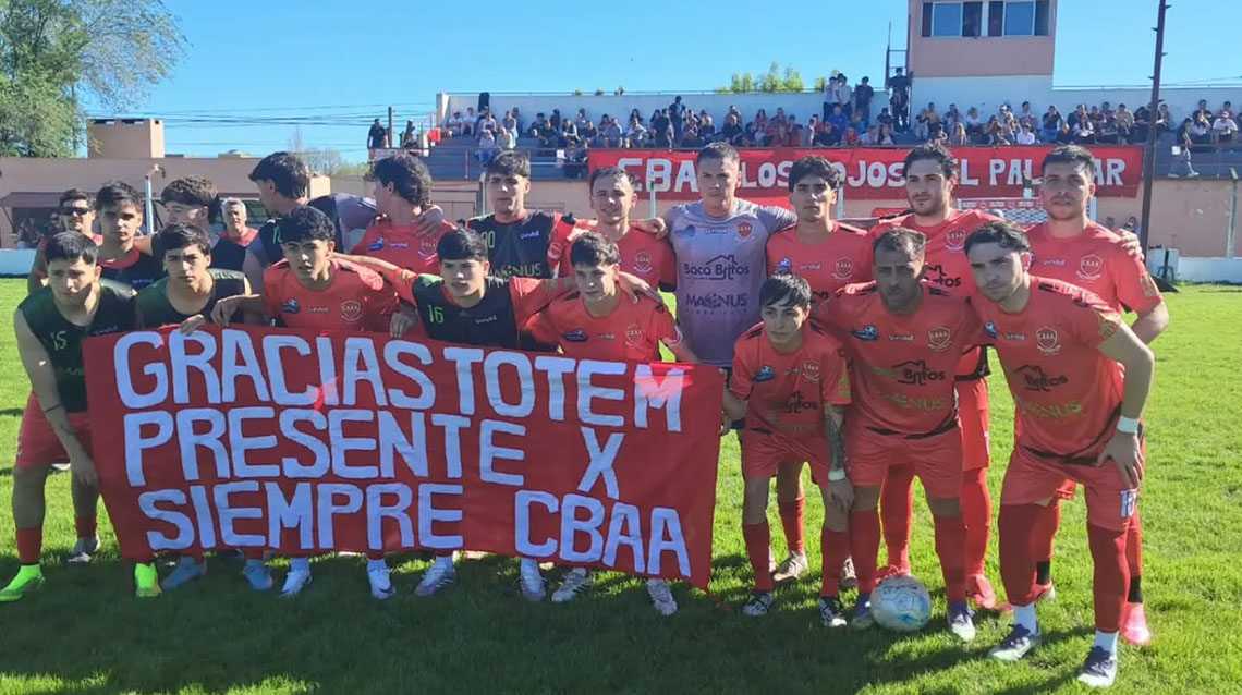 El f&uacute;tbol nuevejuliense homenaje&oacute; a Omar Santorelli en el inicio del torneo