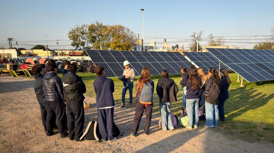 ​Estudiantes locales visitan el parque solar de la CEyS para aprender sobre energ&iacute;as limpias