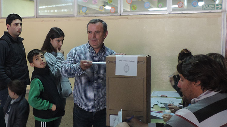 Elecciones 2015: Voto Lovisolo y reiter&oacute; que habr&aacute; sorpresas