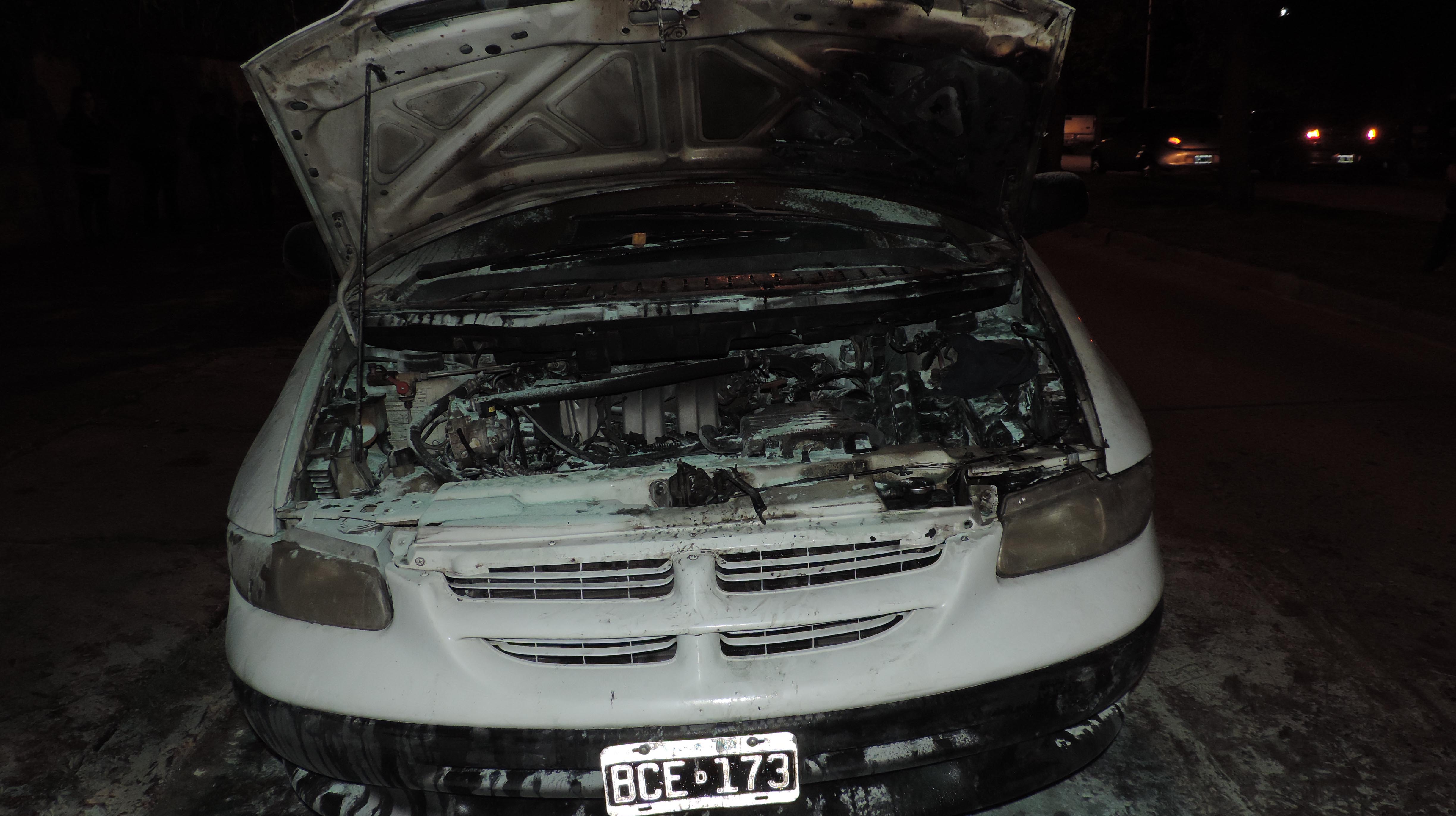 Se incendio una Chrysler Caravan