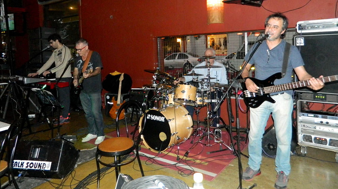 Laguneros a puro rock nacional