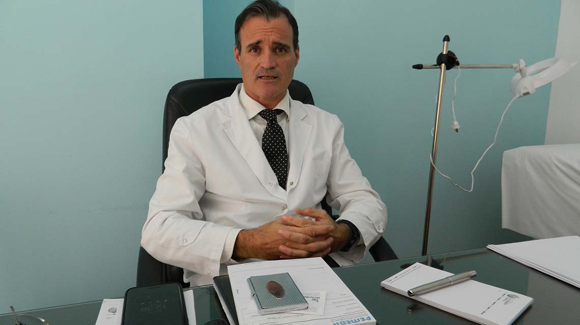 Poni&eacute;ndole el o&iacute;do a la salud