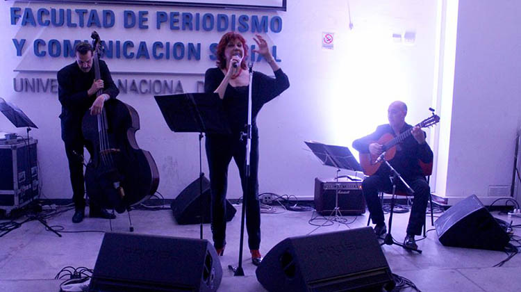 Rossetto en Concierto: La cantante nuevejuliense  deslumbr&oacute; en la Facultad de Periodismo Platense