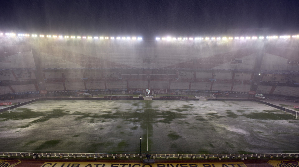 Tras la lluvia, la Argentina y Brasil jugar&aacute;n desde las 21 en el Monumental
