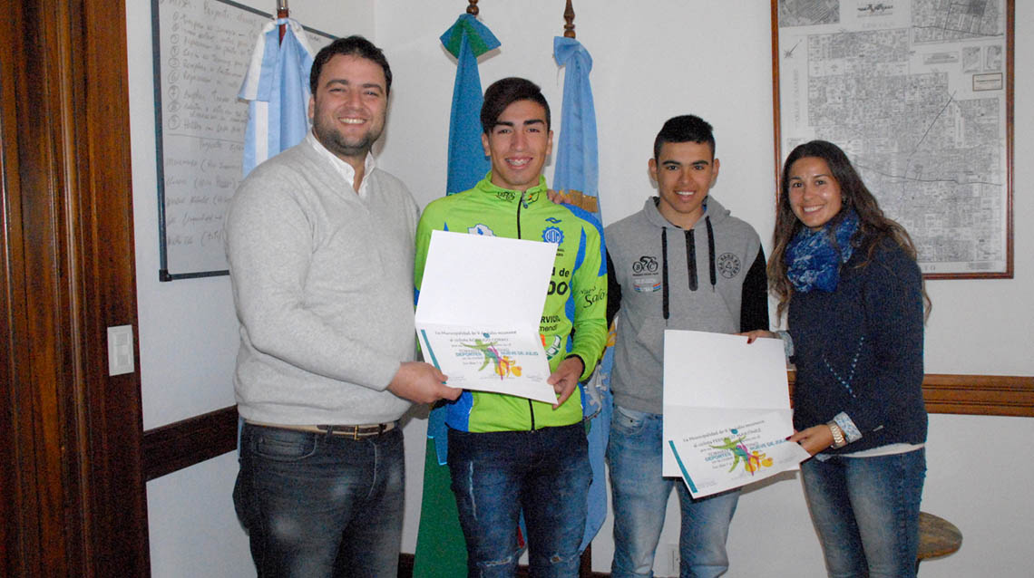 Reconocimiento a jóvenes ciclistas