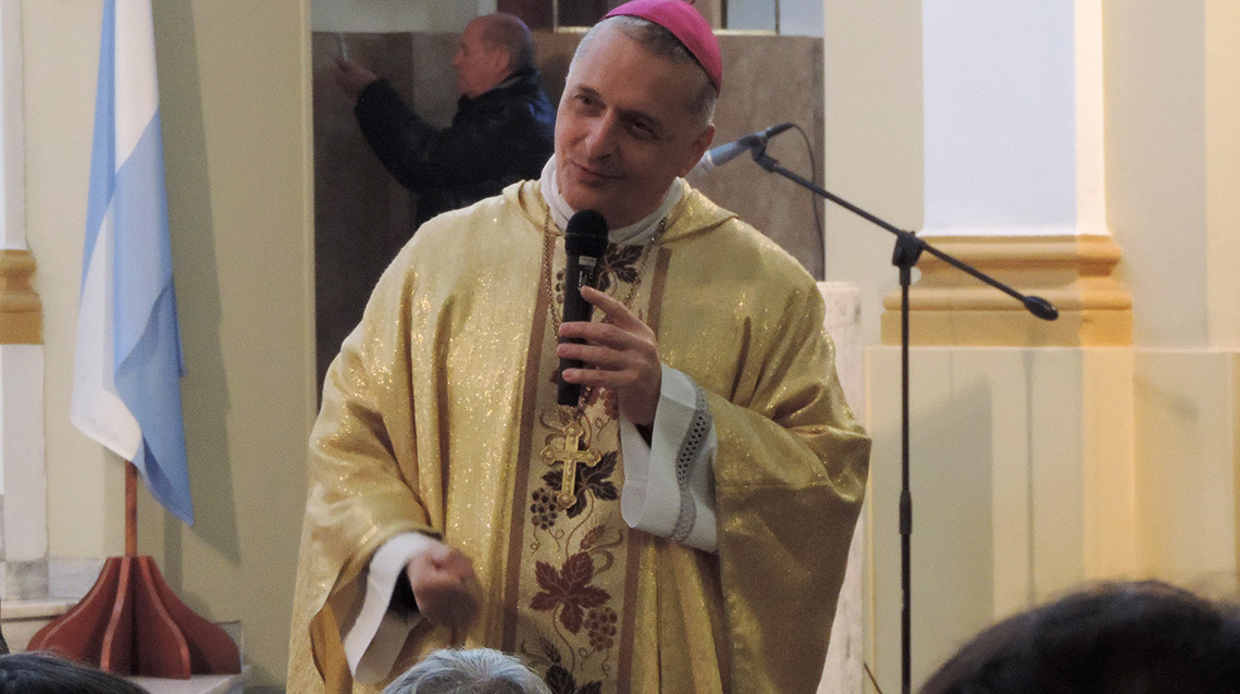 El obispo celebró misa por Francisco 