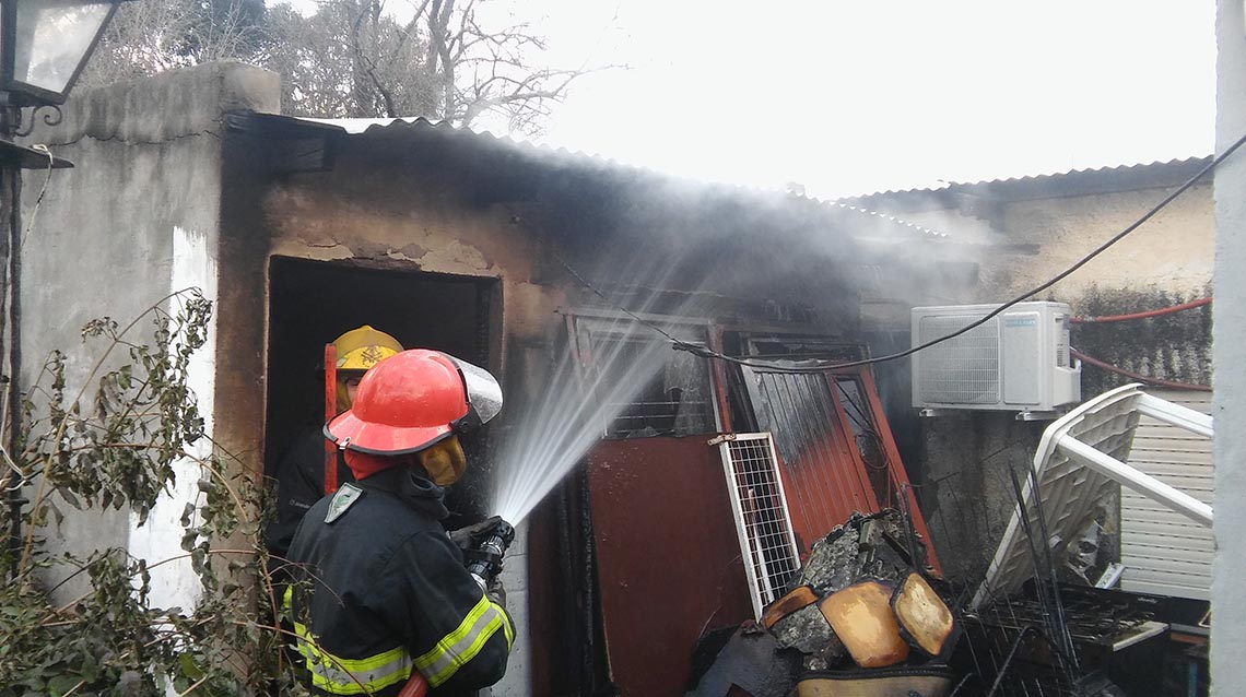 Se incendi&oacute; el galp&oacute;n de una vivienda