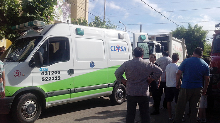 Bomberos libero al joven motociclista atrapado debajo del cami&oacute;n de residuos
