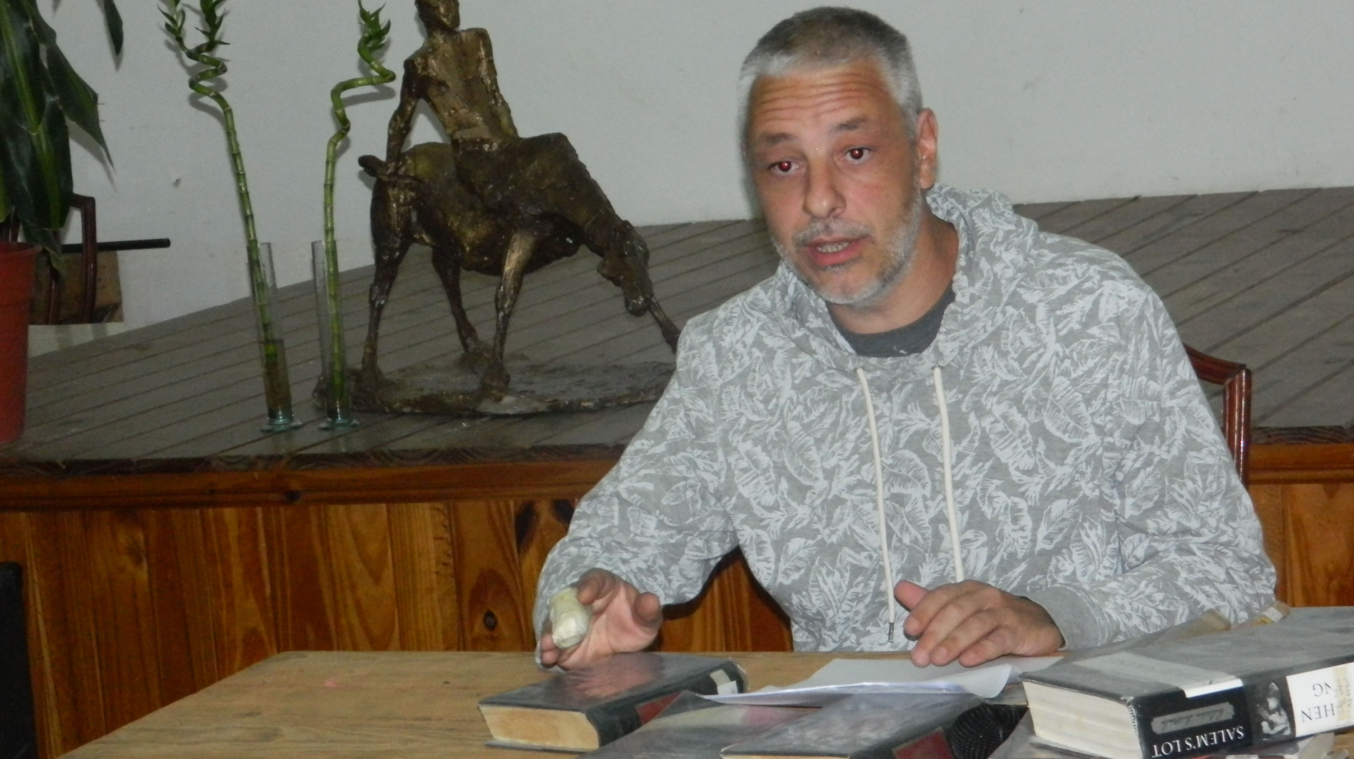 Hern&aacute;n Carbonel y la literatura policial