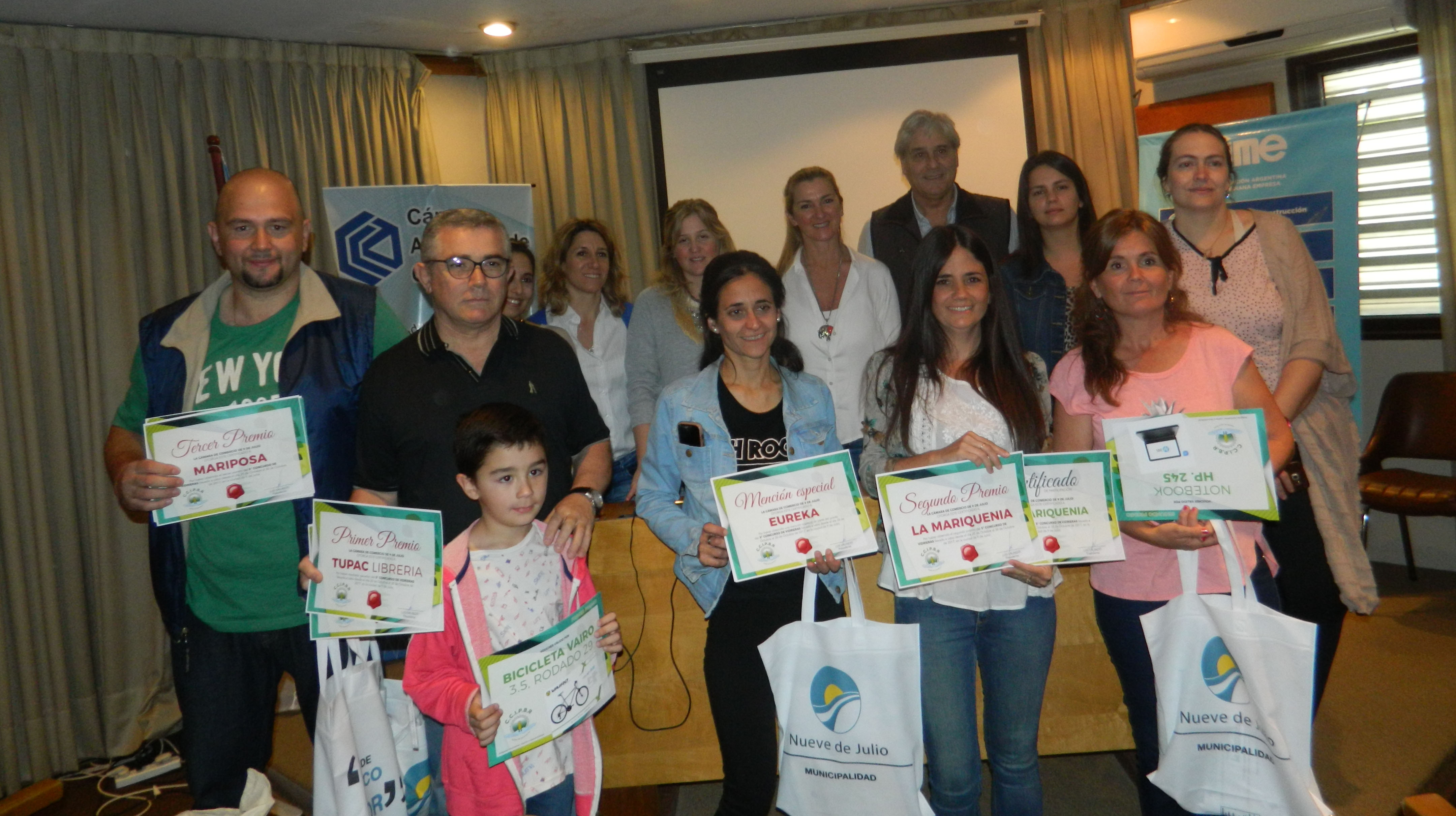 Ganadores de concurso de vidrieras
