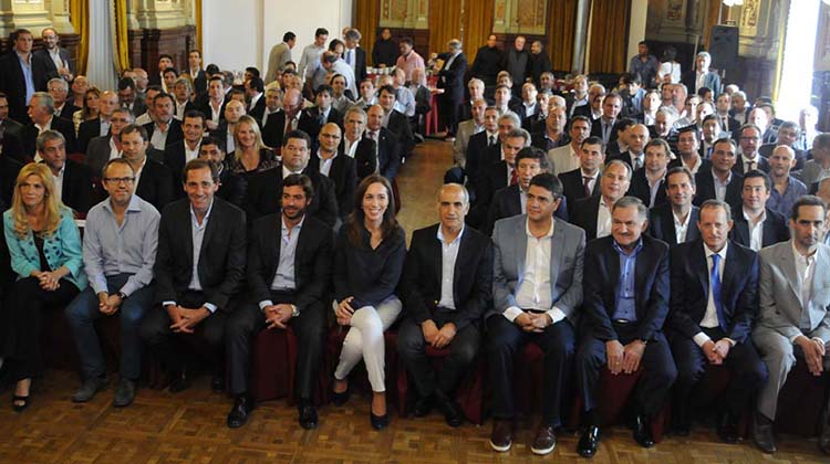 Con asistencia casi perfecta: Vidal se reuni&oacute; con intendentes