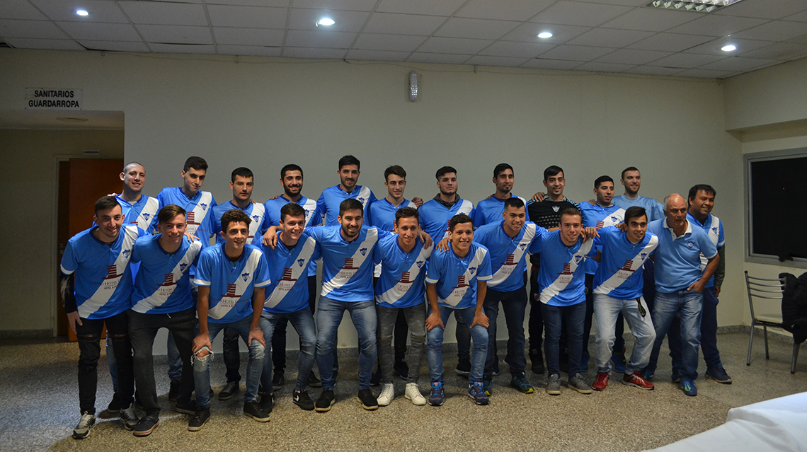 Los Santos presentaron indumentaria