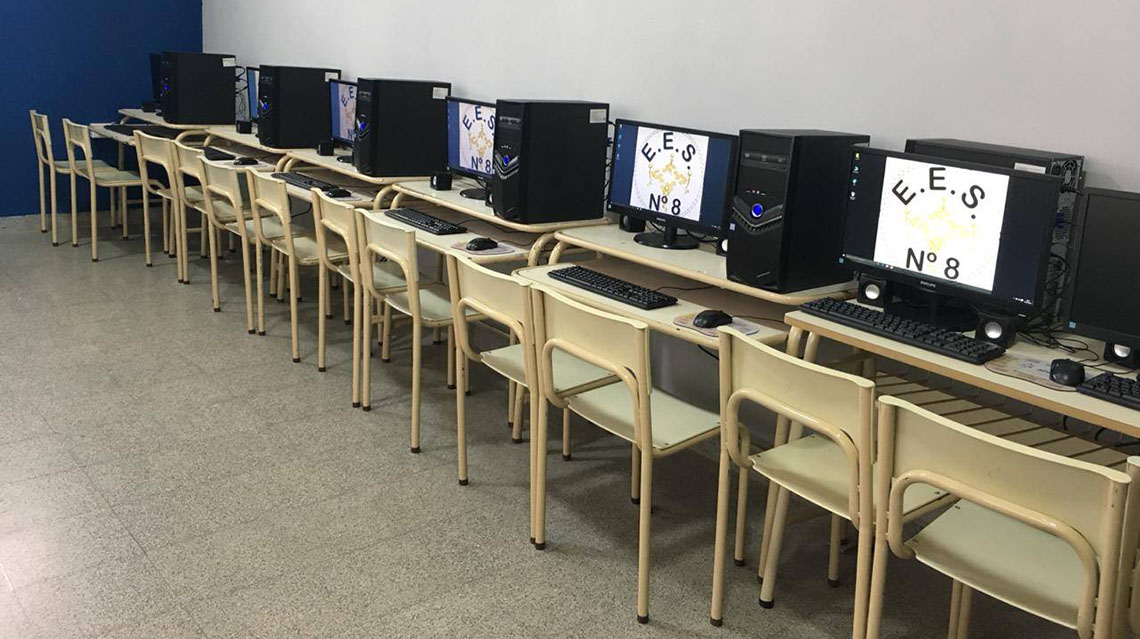 ​Entrega de computadoras y mobiliarios