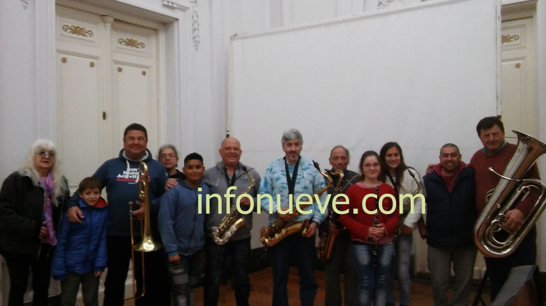 Y la banda sigue tocando