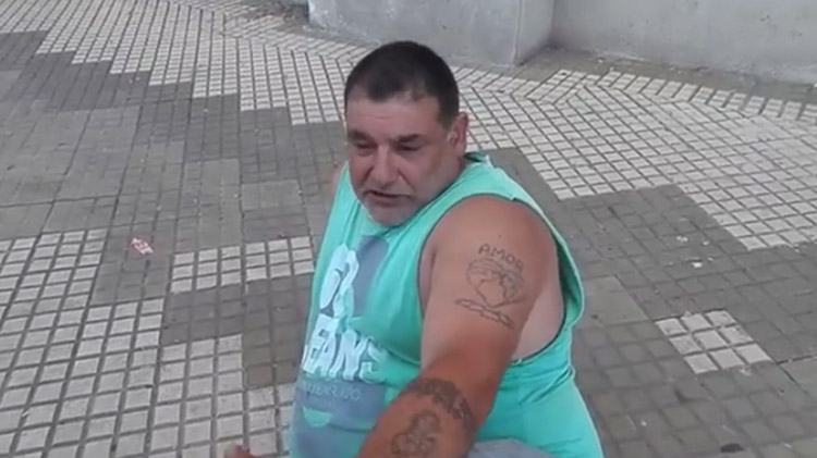 Vecino se encaden&oacute; frente al Municipio
