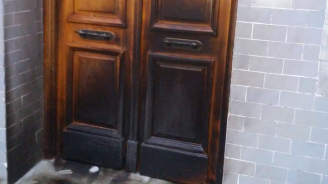 ​V&aacute;ndalos incendian puerta del Colegio Jes&uacute;s Sacramentado