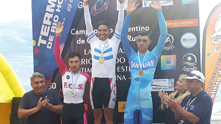 ​Agust&iacute;n Mart&iacute;nez en lo m&aacute;s alto del ciclismo argentino