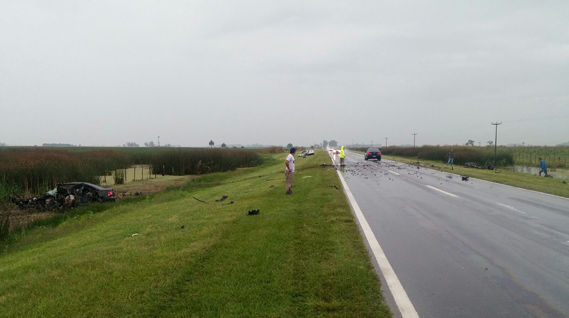 Fallecen cuatro personas en accidente fatal y tres est&aacute;n graves