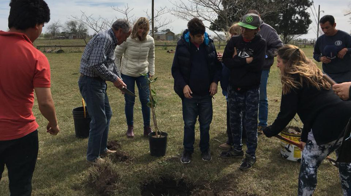 Rotary entrega plantas a "Nacimos Para Ti"