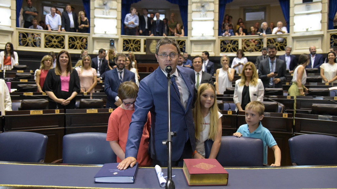 Jur&oacute; el diputado Vivani