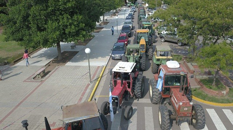 Hubo "tractorazos" en Pergamino y Salliquel&oacute; y productores analizan un paro
